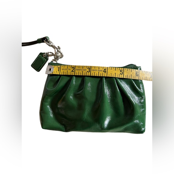COACH small leather zip WRISTLET Kelly green small wristlet with strap NWOT - Picture 6 of 7